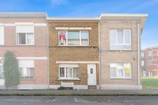 [[ DIT PAND NEEMT DEEL AAN DE ERA OPEN HUIZEN DAG OP 19/9 VAN 9:30 TOT 10:30 ]]
<p>Op zoek naar een woning met renovatiepotentieel op een rustige locatie? Deze gesloten bebouwing uit 1938, gelegen aan de Van Cortbeemdelei, biedt heel wat mogelijkheden. Dankzij de gunstige ligging vlak bij winkels, scholen, openbaar vervoer en belangrijke invalswegen geniet je van een vlotte bereikbaarheid.</p>

<p>De woning beschikt over een inkomhal, een woonkamer met aansluitende eetkamer, een keuken met dubbele spoelbak en gaskookplaat, een veranda met toegang tot de koer, een badkamer met douche, lavabo en toilet, een apart toilet, twee ruime slaapkamers van 19 m² en 11 m², een nachthal en een praktische kelder.</p>

<p><strong>Troeven:</strong></p>

<ul><li>
	<p>Rustige, residentiële ligging</p>
	</li><li>
	<p>Twee volwaardige slaapkamers</p>
	</li><li>
	<p>Koer met buitenruimte</p>
	</li><li>
	<p>Kelder voor extra bergruimte</p>
	</li><li>
	<p>Ideale basis om volledig naar eigen smaak te renoveren</p>
	</li><li>
	<p>Vlotte verbinding met winkels, scholen en openbaar vervoer</p>
	</li></ul>

<p>Een interessante opportuniteit voor starters, koppels of investeerders die op zoek zijn naar een woning met potentieel.</p>

<p> </p>