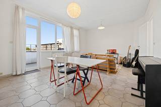 <p>VORST, op slechts 50 m van het Constantin Meunierplein en de Molièrelaan, op de 6e en bovenste verdieping van een kleinschalige en goed onderhouden mede-eigendom, stellen wij u dit lichtrijke penthouse voor van ± 62 m² bewoonbare oppervlakte, met als absolute troef een prachtig terras van ± 34 m² met mooie, open uitzichten over Brussel.</p>
<p>Een zeldzame eigendom in de wijk, ideaal voor wie volop wil genieten van een royale buitenruimte en een aangename woonomgeving vlak bij de Molièrelaan. EPB E- (doelstelling 2033 bereikt), conforme elektriciteit, nieuwe ramen, geïsoleerd dak en kelder vervolledigen de vele troeven van dit appartement.</p>
<p>Een echte blikvanger die u snel moet ontdekken!</p>
<p><span>6e verdieping</span>: appartement "A6"</p>
<ul>
<li>Inkomhal</li>
<li>Leefruimte van ± 25 m² met balkon van ± 4 m²</li>
<li>Volledig uitgeruste keuken</li>
<li>Slaapkamer van ± 12 m²</li>
<li>Badkamer</li>
<li>Prachtig terras van ± 34 m²</li>
</ul>
<p><span>Kelderverdieping</span>: kelder "C7"</p>