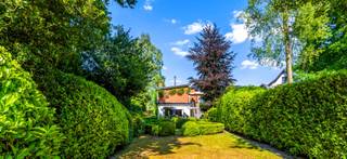 Welkom in deze stijlvolle woning waar modern leefcomfort en karaktervolle elementen samenvloeien met een prachtige natuurlijke omgeving. Gelegen in...