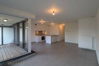Dit recente 2-slpk.appartement op de eerste verdieping heeft een oppervlakte van ca 70m² en een terras met open zicht van ca 5,6m². Gemeenschappelijke traphal. Het appartement omvat een centrale inkomhal, lichtrijke leefruimte, open ingerichte keuken, berging, toilet, 2 slaapkamers en een badkamer. Autostaanplaats incl. Vrij vanaf 01/01/27. Huurprijs 885 € + 30€ lasten. E-PEIL: E37 UC: 12034-G-DBA_2017040290/EP16647/AO01/D01/SD007. Voor verdere inlichtingen, neem vrijblijvend contact op nummer 052/52.05.05 of mail naar axel@ax-quality.be
