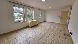 <strong>Gezellig appartement met 1 slaapkamer, centraal gelegen nabij het centrum van Genk.</strong><br /><br /> Appartement met 1 slaapkamer op de eerste verdieping.<br /><br />Het appartement bestaat uit een ruime leefruimte met open keuken, 1 slaapkamer, een badkamer met bad en dubbele lavabo en een apart gastentoilet.<br />Parkeerplaats achter het gebouw. Lift aanwezig.<br /><br />De gemeenschappelijke lasten bedragen €45 per maand. Eveneens wordt er €35 per maand gevraagd voor het watergebruik.<br /><br />Dit appartement is beschikbaar vanaf 1 augustus 2026.<br /><br />Bij interesse kan u best uw telefoonnummer nalaten zodat wij u kunnen contacteren.<br />Alle kandidaat-huurders worden opgebeld in volgorde zoals de aanvragen binnenkomen.<br />Bedankt voor uw geduld.<br /> 