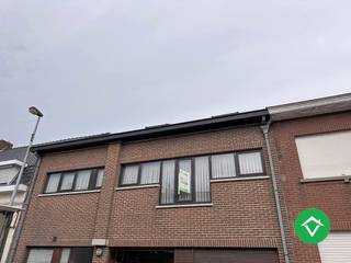 Dit duplex appartement is gelegen te Handzame en bestaat uit: inkomhal - living - keuken - berging - wasplaats - afzonderlijk toilet - 2 slaapkamers - badkamer - groot terras. <br /><br />Beschikbaar: 1/09/2026. <br />Huurprijs: 740 €/mnd. <br />EPC-Label: B