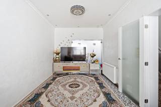 Deze ruime gezinswoning bevindt zich op een gunstige locatie in Gent. Met vier slaapkamers en een gezellige stadskoer biedt de woning alles voor comfortabel wonen. Dankzij de ligging op wandelafstand van station Gent-Dampoort, winkels en horecazaken, en op fietsafstand van het centrum, geniet u van een vlotte bereikbaarheid en een aangename woonomgeving.<br /><br />De woning is als volgt ingedeeld: een inkomhal, een lichtrijke woonkamer met eethoek, een geïnstalleerde keuken, een gastentoilet met berging en een gezellige stadskoer. Op de eerste verdieping bevinden zich twee ruime slaapkamers. De tweede verdieping beschikt opnieuw over twee slaapkamers.<br /><br />De woning werd in 2017 gerenoveerd en is instapklaar. Met een EPC-label C, een conforme elektrische installatie en centrale verwarming op gas biedt de woning een comfortabel en praktisch woonniveau.<br /><strong>Troeven</strong>
<ul>
<li>Vier slaapkamers</li>
<li>Gezellige stadskoer</li>
<li>Gerenoveerd in 2017</li>
<li>Instapklaar</li>
<li>EPC-label C</li>
<li>Op wandelafstand van Gent-Dampoort</li>
<li>Op fietsafstand van het centrum van Gent</li>
</ul>
Heeft u interesse in deze woning? Neem dan contact met ons op via 0484 14 96 86 of info@oko.immo.