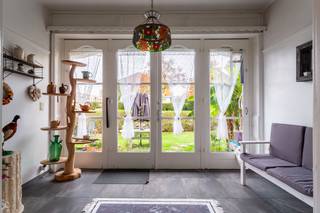 Op de hoek van de Oudstrijderslei en de Kapelsesteenweg staat deze modernistische bungalow. Een zeer fijne vrijstaande villa met rondom een mooie tuin. Veel lichtinval in de gehele villa. U komt binnen in een ruime inkom, met aansluitend een multifunctionele ruimte, die toegang geeft tot een ruime living met eetkamer. Een mooie vernieuwde keuken met alle benodigde apparatuur. Er zijn 2 ruime slaapkamers. De master bedroom heeft een badkamer met ligbad, lavabo en toilet. Toegang tot een hal met bergruimte/wasruimte. Deze ruimte was de derde slaapkamer. Hier ook een toilet met ruime douche en lavabo. Aan de woning is een ruime garage. <br />Kortom een mooie villa op TOPlocatie, zeker een bezoek waard! <br /><br />EPC label is E, asbestveilig, elektrische keuring AREI conform. <br />Interesse in een bezoekje, mail dan naar info@domus-immobilien of bel Chantal 0468/156151