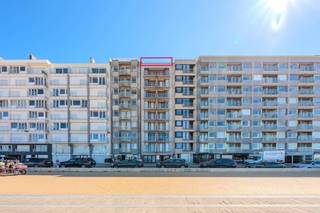 Op de negende verdieping van residentie Mar Del Sol, langs de zeedijk vind je dit prachtig dakappartement te koop met adembenemend frontaal zicht op zee én ruime terrassen. Hier geniet je elke dag van rust, licht en een panoramisch uitzicht op zowel de zee als het hinterland.Indeling: - inkomhal- apart toilet - leefruimte met aansluitend prachtig ruim terras (22m²) met schitterend zicht op zee- open keuken voorzien van een elektrische kookplaat, vaatwasmachine en oven- badkamer voorzien van een douche, lavabomeubel en toilet- slaapkamer 1 (9m²) met toegang tot het terras (20m²)- slaapkamer 2 (5m²) met toegang tot het terrasMogelijkheid tot aankopen garagebox in de residentie Vera Cruz (Troonstraat 81) Pluspunten:- schitterende leefterrassen met prachtig zicht op zee en het hinterland- rustige ligging- gemeenschappelijke fietsenberging met 1 fietshaak- privatieve kelderberging Op zoek naar een unieke plek aan de kust waar licht en uitzicht samenkomen? Dit is jouw kans! Interesse? Neem snel contact op voor meer informatie of een bezoek!Bestuursmaatregelen in het maatregelenregister: in aanvraag