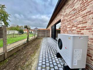 De woning werd recent gebouwd met aandacht voor de HEDENDAAGSE ENERGIENORMEN en het gebruik van kwaliteitsvolle materialen. Dankzij de warmtepomp...