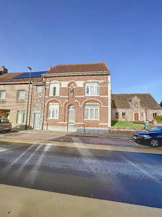 Deze grote eigendom, op een totale oppervlakte van 500m², bevindt zich in het centrum van Staden, op wandelafstand van winkels, school,...