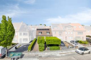 Verrassend ruim huis (EPC A: 76, 226m² bewoonbare oppervlakte) met 5 slaapkamers (mogelijkheid tot gelijkvloers wonen), afzonderlijke praktijkruimte op het gelijkvloers, privatieve oprit met plaats voor enkele wagens, lichtrijke woonkamer, aangelegde tuin (533m²) met tal van terrasoppervlakte + kwalitatief bijgebouw. Dit instapklaar en uitermate goed onderhouden huis te koop geniet van een centrale ligging langs de Toekomststraat, nabij het centrum van Sint-Kruis, openbaar vervoer, buurtwinkels, warenhuizen, scholen, sportcentra en met een vlotte verbinding naar Brugge, Damme, Knokke, Maldegem... Tevens beschikt dit huis over een conforme elektrische keuring, 18 zonnepanelen, rolluiken...Indeling:Gelijkvloers (circa 140m²):- Ruime inkomhal (12m²) met gastentoilet en toegankelijke trap;- afzonderlijke, polyvalente praktijkruimte (35m²);- lichtrijke woonkamer (55m²) met compleet uitgeruste leefkeuken;- gezellige veranda (18m²);- praktische, ruime garage (21m²);- aangelegde tuin (533m²) met tal van terrasoppervlakte + kwalitatief bijgebouw + privatieve oprit met plaats voor enkele wagens.1ste verdieping (circa 86m²):- Nachthal (10m²);- 5 slaapkamer (17m², 12m², 10m², 9m², 8m²);- badkamer (14m²) voorzien van dubbele lavabo in meubel, douche, ligbad, toilet.Bestuursmaatregelen in het maatregelenregister: nee
