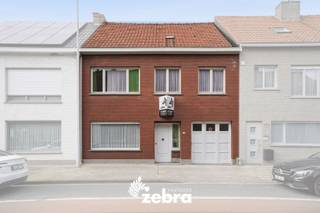 Op zoek naar een woning die u volledig naar uw eigen smaak kan renoveren? Deze woning, gelegen nabij verschillende invalswegen in Eernegem biedt tal van mogelijkheden voor wie graag de handen uit de mouwen steekt en droomt van een grote tuin. <br /><br />Bij het betreden van de woning komt u in de inkomhal. Wanneer u verder gaat vindt u op het gelijkvloers de woonkamer en de keuken met aansluitend een praktische kelder, de garage en de badkamer.<br /><br />Op de eerste verdieping bevindt zich de nachthal die toegang geeft tot vier slaapkamers en een toilet. Er is ook een zolder aanwezig.<br /><br />Buiten kan u genieten van een zeer ruime tuin met bijgebouwen die kunnen dienen als stockage, werkplaats ...<br />Bovendien is er in de woning reeds een gasaansluiting voorzien! <br /><br />Kortom, een woning met veel potentieel op een groot perceel en interessante ligging!<br /><br />Bestuursmaatregelen in het maatregelenregister: nee<br /><br /><strong>Bent u verder benieuwd naar deze woning?<br />Aarzel dan zeker niet en leg vandaag nog uw bezoek vast!</strong>