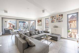 - Ideale ligging: Kunstenstraat 1 in Menen<br />- Recent hoekappartement op de eerste verdieping (bus 0102, bouwjaar 2021)<br />- Lift aanwezig<br />- Uitstekend EPC: label A, 43 kWh/m²/jaar, E-peil 30, UC: 34027-G-2016_148/EP06405/A001/D01/SD002<br />- Lichtrijke leefruimte met grote raampartijen<br />- Open keuken<br />- 2 bergingen in het appartement + ondergrondse berging<br />- Ruim terras<br />- 2 slaapkamers<br />- Badkamer met douche en dubbele wastafel<br />- Afzonderlijk toilet<br />- Autostaanplaats met automatisch liftsysteem + gemeenschappelijke fietsenstalling met private fietsbeugel<br />- Conforme elektriciteit<br />- Richtprijs: € 280.000