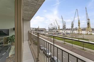 <p><strong>Gemeubeld appartement met mooie terrassen en frontaal Scheldezicht gelegen aan het Eilandje.</strong> <br /><br />Residentie Liberty Poort werd ontworpen door de Vlaamse architect Bob Van Reeth en is gelegen naast het Red Star Line Museum op het trendy Eilandje.<br /><br />Indeling: Inkomhal welke toegang geeft tot een zonnige leefruimte aan de voorzijde met frontaal scheldezicht. Vanuit de leefruimte toegang tot een mooi ZW gericht terras met zicht op de Schelde. Een volledig ingerichte keuken voorzien van de gebruikelijke toestellen met aansluitend een berging met was- en droogautomaat.<br /><br />Nachthal waarop uitkomen: 2 slaapkamers, een geïnstalleerde badkamer met douche in ligbad en een separaat toilet. Vanuit de slaapkamers toegang tot een ruim ZO gericht terras van ca. 15 m2.<br /><br />Een ondergrondse autostaanplaats met nr 29 op -1 is te huren in combinatie met het appartement voor 125 euro per maand. <br /><br />Een kelderberging met nr 44 op -2 en fietsenberging is inbegrepen in de huurprijs. <br /><br />De gemeenschappelijke kosten bedragen 125 euro per maand. <br /><br /><strong>Extra:</strong> <br />- Autostaanplaats en kelderberging aanwezig<br />- Recent gebouw<br />- Energiezuinig</p>
<p></p>
<p></p>