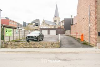 VALIMMAS verkoopt in het volle centrum van Asse deze welgelegen (project)grond... 

Gelegen binnen het Bijzonder Plan van Aanleg ‘BPA Kerk’ dd 29/08/2005	
→ deels in zone 3 – “aaneengesloten of gesloten bebouwing” en deels in “zone voor koeren en achtergebouwen”   
→ bestemd voor functies als wonen (woningen of appartementen, handel, dienstverlening)   
→ hoofdgebouwen: 3 bouwlagen (gelijkvloers + 2 verdiepingen) en kroonlijsthoogte 8,50 à 9,00m   
→ maximaal 3 woonlagen met maximaal 1 extra woonlaag onder het dakvolume    
→ afzonderlijke woongelegenheden in het dakvolume zijn toegelaten (max 1 woonlaag)   
→ zone voor koeren en achterbouwen bestemd voor berg- of werkplaatsen, winkels, burelen   

Bovenstaande is een beknopte oplijsting van de voornaamste bepaling uit het BPA. De volledige tekst is op eenvoudige aanvraag te bekomen. Deze info wordt enkel ten informatieve titel verstrekt; een toekomstig bouwproject is steeds onderhevig aan het nog bekomen van een stedenbouwkundige vergunning.    