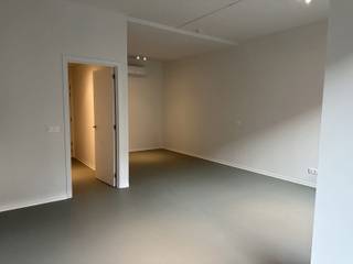 <p><span>Op zoek naar een </span><strong><span>instapklare, energiezuinige studio</span></strong><span> op een fijne plek in Antwerpen? Dan is deze studio aan het Zuid</span><span> misschien wel iets voor jou.<br /><br />Op de vierde verdieping bevindt zich deze studio met volledig geïnstalleerde keuken, denk aan vaatwasmachine, ijskast met vriesvak,... <br />Er is een badkamer aanwezig met een douche en aironditioning. Er is een gemeenschappelijke wasplaats aanwezig in het gebouw. Je hebt vanuit deze studio een mooi zicht op de Montignystraat. Bovendien is deze studio <strong>energiezuinig</strong> met momenteel een EPB in opmaak (score zal overeenkomen met EPC A).<br /><br />En de ligging? Die is gewoonweg top. Je woont letterlijk om de hoek van het Zuidpark, op wandelafstand van het KMSKA, gezellige koffiebars, topadresjes om te tafelen en unieke boetiekjes. Alles wat Antwerpen Zuid zo geliefd maakt, ligt aan je voeten. De campus van KDG Zuid ligt op 300 meter! <br />Ga je liever wat verder? Met de fiets is alles makkelijk bereikbaar en je kan je fiets nadien veilig wegzetten in de <strong>fietsenstalling</strong>. <br /><br /></span><span>De studio is </span><strong><span>onmiddellijk</span></strong><span> beschikbaar.<br /></span><span><br /></span><span>– Huurprijs: €825/maand<br />– Gemeenschappelijke kosten: €95/maand (warm water inbegrepen)<br />– Koud water en elektriciteit apart af te sluiten<br />– Huurwaarborg = 3 maanden - 2 maanden bij studentenhuur<br />– Huurcontract naar gemeen huurrecht of woninghuur<br />– Huurovereenkomst startende 1 jaar, met mogelijkheid tot verlenging<br />– Kosten plaatsbeschrijving = 50/50 tussen huurder en verhuurder<br /></span></p>
<p><span>Graag eens komen kijken? Vraag een bezoek aan via volgende link: https://jamar.immo/te-huur/instapklare-studio-nieuwbouw-op-het-zuid/ en contacteer gerust jozefien@jamar.immo</span><span> bij vragen</span></p>