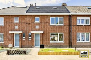 <p>Alweer VERKOCHT op 1e BEZOEKDAG. Contacteer RANDY REMUE 0479/99.99.90 als u ook op 1 DAG wil verkopen.</p><p>"ABSOLUTE TOPPER" - Afspraak ENIGE BEZOEKDAG ENKEL telefonisch via Randy Remue op 0479/99. 99. 90, meer info via Facebook "Remue Randy" - LIKE de pagina en blijf op de hoogte van alle nieuwe woningen. De stukken van de woning zijn te consulteren op www.immo-zone.be. Deze uitstekend gelegen prachtige woning met 3 slaapkamers en tuin vinden we terug te Sint-Jansplein 3, Willebroek (Tisselt). Indeling: Via de inkomhal begeven we ons rechts naar de lichtrijke leefruimte met zithoek en eetplaats en met aansluitend de volledig ingerichte keuken met aangrenzende bergplaats. Van hieruit hebben we ook toegang tot de kelder, ideaal voor extra opslag. Op het 1e verdiep treffen we de 2 slaapkamers en de moderne badkamer met dubbele lavabo en inloopdouche. Op het 2e verdiep is er de ruime master bedroom. Buiten geniet u van een aangenaam terras en groene tuin, een heerlijke plek om te ontspannen of gezellig te tafelen. Bovendien is de tuin achteraan vlot bereikbaar via een wegeltje, wat extra praktisch is voor fietsen. Dit pand is een ABSOLUTE TOPPER voor starters, gezinnen of investeerders. Gelegen vlakbij winkels, scholen, openbaar vervoer en op 2,5 km van de autosnelweg. P-score: D / G-score: A. VOOR ZEER SNELLE BESLISSERS!!<br />IMMO ZONE RHODELAND RANDY REMUE - 0479/99. 99. 90 </p>