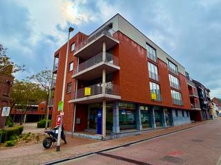 Genk-centrum, Oude Markt 4 bus 11: Ruim en energiezuinig appartement (133 m²) met 2 slaapkamers, overdekt terras en dubbele autostaanplaats.In de...
