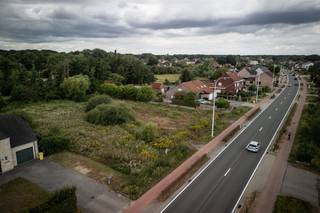 <p>Gelegen aan de Liersesteenweg in Begijnendijk, bieden we deze ruime bouwgrond van 27are 32ca te koop aan. Dit perceel is op te delen in twee bouwloten zijnde lot 1 met een oppervlakte van 11a 72ca en lot 2 met een oppervlakte van 15a 60ca. De uitstekende ligging zorgt ervoor dat je profiteert van een goede verbinding met omliggende steden en voorzieningen, wat bijdraagt aan een aangenaam woonklimaat.<br /> </p>

<p>Neem contact met ons op voor meer informatie of een gesprek over de mogelijkheden.</p>