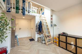 <p><span>Ontdek deze moderne studentenkamer in een kwalitatief vernieuwbouwproject, gelegen aan de Vaartstraat in het hartje van Leuven. Het gebouw werd grondig vernieuwd met duurzame materialen en voldoet aan de hedendaagse normen inzake comfort en energiezuinigheid.</span></p><p><span>De kamer ligt op de eerste verdieping en wordt ingericht met een design meubel met hoogslaper van 1.40m x 2.00m, waaronder zich een bureau met stoel bevindt. Verder is de kamer uitgerust met een ingebouwde kleerkast, gordijn en een praktisch ontbijtblok met magnetron en koelkast. De kamer is bovendien voorzien van een douche en lavabo, wat zorgt voor extra comfort en privacy.</span></p><p><span>De kamer is uitgerust met een energiezuinige lucht-lucht warmtepomp voor verwarming in de winter en airco in de zomer. In het gebouw is een volledig uitgeruste gemeenschappelijke keuken aanwezig. Ook is er een gezellig stadstuintje met terras, ideaal om even te ontspannen.</span></p><p><span>Dankzij de centrale ligging bevinden campussen, winkels en horeca zich op wandelafstand een ideale uitvalsbasis voor studenten én een interessante investering.</span></p><p><span>De kamer wordt bovendien gedurende 3 jaar professioneel beheerd door het Team Rentmeester van Immo Livit. Deze service is inbegrepen in de vraagprijs, zodat u zorgeloos kunt investeren. De foto's zijn afkomstig van referentiepanden en dienen ter illustratie van de afwerkingsgraad en sfeer.</span></p><p><span> </span></p><p><span>Oplevering voorzien begin juni 2026. Interesse? Contacteer ons via 016 15 31 15 of info@immolivit.be.</span></p><p><span> </span></p>