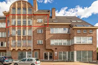 <p><span>Ruim appartement in Sint-Niklaas met open zicht.</span></p><p><span> </span></p><p><span>Dit uitstekend onderhouden appartement van 121 vierkante meter is gelegen in het hart van Sint-Niklaas en biedt een ideale combinatie van comfort, ruimte en eigentijds design. </span></p><p><span> </span></p><p><span>Het appartement is voorzien van drie ruime slaapkamers en 2 badkamers(waarvan 1 ensuite), wat het geschikt maakt voor gezinnen of professionals die extra werkruimte zoeken. </span></p><p><span>De woonkamer is hier een echte troef: met grote ramen en een natuurlijke lichtinval biedt deze ruimte een open zicht over de stad Sint-Niklaas. </span></p><p><span>De keuken is volledig uitgerust met moderne apparatuur en voorzien van goede werkruimte en bergruimte.</span></p><p><span> </span></p><p><span>Een extra voordeel is het zuidgerichte terras aan de achterkant van het gebouw. </span></p><p><span> </span></p><p><span>De technische installaties zijn modern en in goede staat. De trappenhuiszone met lift is goed onderhouden, wat bevordert de algehele kwaliteit van het gebouw.</span></p><p><span>Bovendien hoort bij dit appartement een ruime ondergrondse parkeerplaats + afgesloten garagebox zodat er 2 wagens veilig kunnen parkeren.</span></p><p><span> </span></p><p><span>Dit appartement is ideaal voor gezinnen, stelletjes of professionele personen die naar ruimtelijke wooncomfort zoeken.</span></p><p><span>De locatie in Sint-Niklaas biedt volledige toegang tot alle stedelijke voorzieningen, station op wandelafstand, winkels, restaurants en verbindingswegen.</span></p><p><span> </span></p><p><span>Bel ons voor een bezoek ter plaatse : 052/50.50.00</span></p><p><span> </span></p>