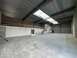 Op een strategisch gelegen bedrijfssite aan de Gentseweg (N43) te Waregem, een belangrijke commerciële verbindingsweg met een uitstekende zichtbaarheid, worden 6 moderne nieuwbouw KMO-units gerealiseerd.<br /><br />De unit beschikt over opslag-/bedrijfsruimte met oppervlakte van +/- 450 m², telkens in combinatie met een inpandig kantoor/showroom van +/- 180 m² met glaspartij.<br />De units zijn ontworpen voor ondernemers die op zoek zijn naar een kwalitatieve en goed bereikbare bedrijfsruimte, waarbij magazijn-/atelier-/opslagruimte wordt gecombineerd met een praktisch inpandig kantoor of showroom en afzonderlijk toilet. Dankzij deze combinatie zijn de units geschikt voor diverse professionele activiteiten.<br /><br />De site geniet een commerciële ligging aan de Gentseweg, met een goede zichtbaarheid en een vlotte verbinding naar het centrum van Waregem en de omliggende gemeenten. Bovendien bevindt het project zich nabij de E17, met op- en afrit Waregem, wat zorgt voor een uitstekende bereikbaarheid richting Gent, Kortrijk.<br /><br />Contacteer PANORAMA B2B voor bijkomende technische inlichtingen, plannen of een vrijblijvend plaatsbezoek op het nummer 0460 97 66 66.