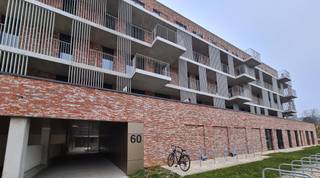 Gelegen in residentie Lelie, midden in het groen, kan u dit prachtige nieuwbouwappartement terugvinden op de 2de verdieping met terras aan beide zijden (Oost-en Zuidgericht).<br />Het appartement bestaat uit een inkomhal met apart toilet en vestiaire, badkamer met douche, lavabo en opbergkast, 2 slaapkamers en een lichtrijke leefruimte met een volledig uitgeruste, open keuken, berging en terras. Bij het appartement horen gelijkgronds eveneens een ruime berging en ondergronds een autostaanplaats. Je mag ook steeds gebruik maken van de gemeenschappelijke fietsenstalling en een gezellige binnentuin. De huurprijs bedraagt 1.175 EUR per maand + 100 EUR provisie voor de algemene kosten. Alle nutsvoorzieningen zijn individueel. Dit Beschikbaar vanaf 01/08/2026! Het appartement is voorzien van verlichting, rolgordijnen en is ook volledig geschilderd. <br />Verder zijn er kwalitatieve materialen gebruikt voor de afwerking en is het appartement zeer energiezuinig dankzij de hoge isolatienormen van het gebouw. Het beschikt eveneens over een eigen laadpaal en een waterverzachter.<br />Er bevinden zich vlak voor de deur een nieuwe sporthal met cafetaria en een buurtsupermarkt. Het station van Herent is op enkele minuten stappen en de fietssnelweg Leuven-Brussel ligt op 100m afstand. Beschikbaar vanaf 1 Juli 2026. Meer info? claudia@immogve.be of 016/56.56.14