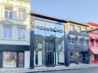 UNIEKE HANDELSRUIMTE, GELEGEN OP EEN STRATEGISCHE TOPLOCATIE VLAKBIJ DE MARKT, BIEDT EEN ONGEËVENAARDE COMBINATIE VAN ZICHTBAARHEID EN...