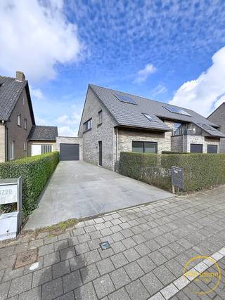 Deze halfopen woning in Dikkebus biedt een open indeling en een aangename buitenomgeving.Indeling van de woning:Gelijkvloers:U betreedt de woning via...