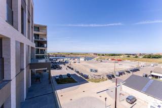 In de nieuwe hippe stadswijk ‘Oosteroever’ stellen wij u graag de residentie Arcade voor. Gelet op de locatie van de site, de historiek die er aan hangt en het enorme potentieel maakt van dit project een uniek gegeven aan de Belgische Kust. Omwille van deze gunstige locatie ben je in de directe nabijheid van heel wat noodzakelijke faciliteiten.
Het nieuwbouwproject omvat 34 appartementen, 2 handelspanden en wordt opgetrokken in een urban architectuur die volledig geïntegreerd is in zijn omgeving. In deze residentie worden er één-, twee- en drieslaapkamerappartementen aangeboden met een bewoonbare oppervlakte van 62m2 tot 197m2 en met zeer ruime terrassen die variëren van 8m2 tot 91m2.
In dit project bieden wij appartementen met havenzicht of zicht op het Central Park@Sea. Bovendien wordt ieder appartement voorzien van een hoogwaardige afwerking met volledige uitgeruste keuken en badkamer(s). De appartementen worden verkocht op plan en zijn dus nog aanpasbaar qua indeling en afwerking. Wie dit jaar nog aankoopt heeft de mogelijkheid om aan 6% BTW te kopen!
Ontdek het masterplan en de verschillende beschikbare appartementen nu! Contacteer ons voor een afspraak of voor meer informatie op 050 70 81 74 of op hello@keyimmo.be.