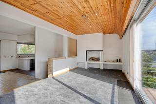 Bent u op zoek naar een ruime woning met een praktische indeling, een grote garage, tuin én terras? Dan is deze halfopen bebouwing in de Crocussenstraat 13 te Vilvoorde zeker een bezoek waard. De woning beschikt over 3 slaapkamers, een polyvalente ruimte op het gelijkvloers en een aangename tuin met vijver.<br /><br />Indeling:<br />Gelijkvloers:<br />- Grote garage<br />- Berging<br />- Aparte kamer, ideaal als bureau, hobbyruimte of eventueel kleine slaapkamer<br />- Apart toilet<br />- Toegang tot de tuin<br />- Tuin met vijver<br />- Ruime oprit<br /><br />1e verdieping:<br />- Grote open leefruimte met woonkamer en eetkamer<br />- Open keuken<br />- Groot terras, aansluitend op de leefruimte<br /><br />2e verdieping:<br />- 3 slaapkamers<br />- Badkamer<br /><br />Een veelzijdige woning met een mooie combinatie van binnen- en buitenruimte, gelegen te Vilvoorde. Ideaal voor wie op zoek is naar een ruime gezinswoning met garage en tuin.<br /><br />Interesse? Contacteer ons voor meer informatie of plan uw bezoek!<br /><br />Bestuursmaatregelen in het maatregelenregister: nee