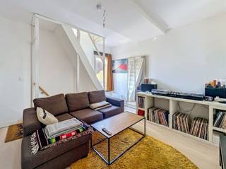 Maison abordable prête à être louée près du centre de Courtrai. Cette propriété se compose au rez-de-chaussée d'un espace de vie avec poêle à...