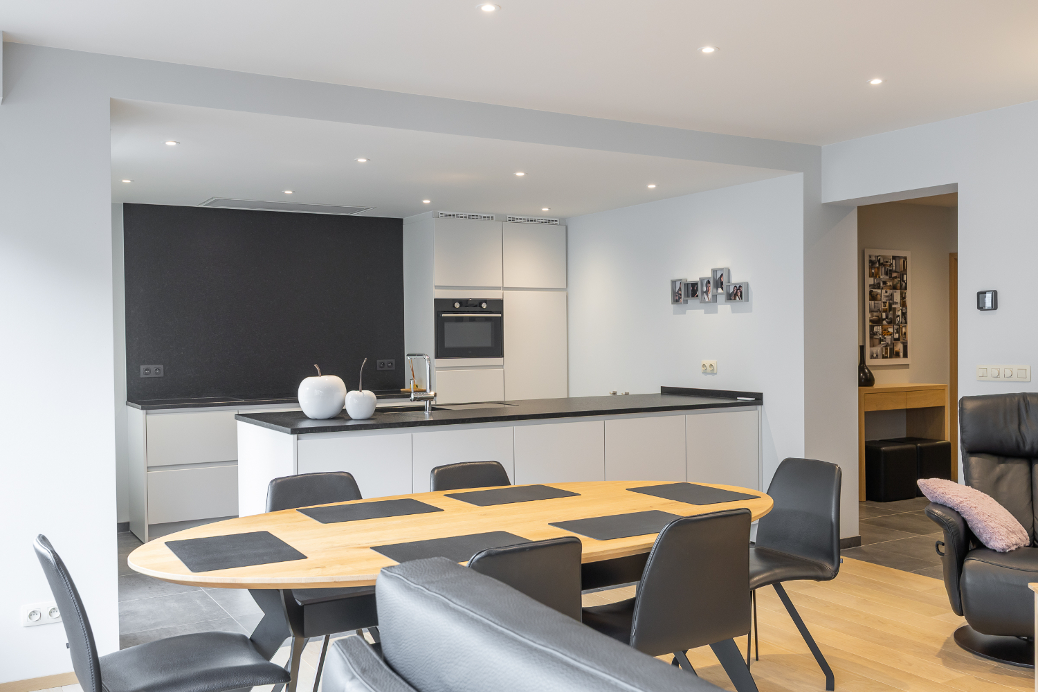 Gerenoveerd 2-slaapkamer appartement met inpandige garage in hartje Oostende - foto 3