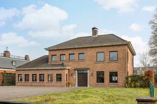 <strong>Ruime woning met 4 slaapkamers en grote bureauruimte op de ring in Turnhout.</strong><br />Mogelijkheid tot 5-6 slaapkamers | EPC: 288 kWh/m² | Elektrische keuring conform!<br /><br /><strong>Omschrijving:</strong><br />We betreden deze charmante woning via de imposante inkomhal. Van hieruit is er toegang tot het gastentoilet, de bureau, en de lichtrijke woonkamer. Deze ruime woonkamer van maar liefst 65m² geniet van voldoende lichtinval en beschikt over een gezellige houthaard. Aansluitend, met zicht op de tuin, is er een polyvalente ruimte (bureau/speelkamer/extra eetkamer) voorzien. Aansluitend vinden we de volledig geïnstalleerde keuken (koelkast, combi-oven, dubbele wastafel, keramisch kookvuur, dampkap en vaatwasser) met voldoende kastruimte en naastgelegen berging met ingemaakte kasten. Tevens biedt het gelijkvloers een grote wasplaats (18,75m²), voorzien van zeer veel ingemaakte kasten en een douche. Aan de gehele achterzijde van de woning vinden we een ruime veranda, uitgerust met verwarming.<br /><br />Aan de voorzijde biedt de woning een kantoor (50m²), met toegang langs een aparte zijdeur. Het kantoor beschikt over degelijke ingemaakte kasten en is reeds uitgerust met 2 grote bureau's.<br /><br />Op de eerste verdieping vinden we 4 slaapkamers, waarvan 1 met dressing (en wastafel). Eén van de slaapkamers geeft toegang tot de afgewerkte zolderruimte. Via de nachthal en de 'master' bedroom is er toegang tot de badkamer. Deze is uitgerust met ligbad met jets, douche, toilet en dubbele wastafel in meubel.<br /><br />Aan de voorzijde van de woning is er plaats voor ± 4 wagens, de achterzijde is volledig verhard.<br /><br /><strong>Algemeen:<br /></strong>- EPC: 288 kWh/m²<br /><span>- mogelijkheid tot 5-6 slaapkamers<br />- Perceel van maar liefst 1.635m²</span><br /><span>- Geen vergunning gekend voor veranda en verharding</span>