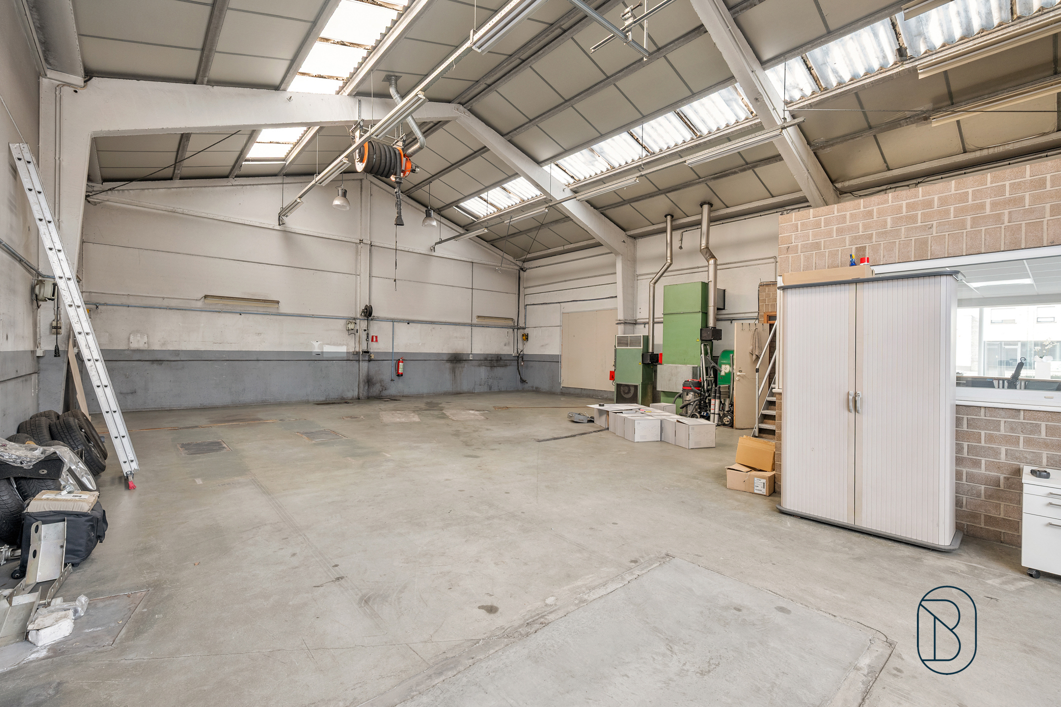 Commerciële hoek (parking, showroom en woonst) - foto 4