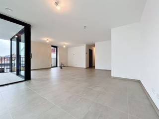 <p><span>Nieuwbouwappartement in residentie Kasteelvijver te Langemark.</span></p><p><span> </span></p><p><span>Dit appartement bevindt zich op de </span><span>eerste verdieping</span><span> en heeft een </span><span>bewoonbaar oppervlakte</span><span> van </span><span>110.51m²</span><span> en een </span><span>terras</span><span> van </span><span>10m².</span></p><p><span> </span></p><p><span>Indeling</span><span>: </span></p><p><span>inkomhal/nachthal </span><span>met </span><span>apart toilet</span><span>, </span><span>open keuken</span><span> (nog vrij te kiezen bij keukenbouwer bepaald door bouwheer met vaste handelswaarde), </span><span>leefruimte</span><span> die directe toegang biedt tot het prachtig </span><span>terras </span><span>omgeven door groen</span><span>.</span><span> </span></p><p><span>Verder zijn er nog </span><span>twee</span><span> volwaardige </span><span>slaapkamers, badkamer </span><span>met inloopdouche en dubbele lavabo en </span><span>berging/wasplaats</span><span>.</span></p><p><span> </span></p><p><span>Er is tevens een </span><span>kelderberging</span><span> bij te kopen, alsook mogelijkheid tot aankopen van </span><span>ondergrondse staanplaats.</span></p><p><span> </span></p><p><span>De </span><span>warmwaterproductie</span><span> en de </span><span>vloerverwarming</span><span> zal opgewekt worden door een bodem/water </span><span>warmtepomp met ingebouwde boiler.</span><span> De warmte wordt uit de grond gehaald via </span><span>geothermie.</span></p><p><span>Doorheen het appartement is er </span><span>ventilatiesysteem D </span><span>(mechanische toevoer en afvoer) voorzien.</span></p><p><span>Het appartement beschikt tevens over</span><span> zonnepanelen</span><span> (760Wp) wat het bovendien uiterst zuinig maakt!</span></p><p><span> </span></p><p><span> </span></p><p><span> </span></p><p><span> </span></p>