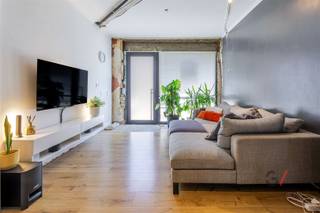 <p>In Wijgmaal bevindt zich deze woning die reeds deels gerenoveerd werd en dus een mooie basis biedt voor wie op zoek is naar een project met potentieel. De belangrijkste werken zijn al uitgevoerd: het dak werd 2 jaar geleden vernieuwd en ook de badkamer werd volledig gemoderniseerd.</p><p>De woning beschikt over twee ruime slaapkamers en biedt voldoende leefruimte voor een gezin, koppel of een interessante opportuniteit voor investeerders.. Dankzij de reeds uitgevoerde renovaties is het woonplezier al grotendeels aanwezig. Dit biedt de ideale kans om de verdere afwerking volledig naar eigen smaak en stijl te realiseren.</p><p>Achteraan bevindt zich een gezellige stadstuin, een aangename buitenruimte waar je in alle rust kan ontspannen.</p><p>De ligging is bovendien een grote troef: een vlotte bereikbare locatie, dicht bij winkels, openbaar vervoer, scholen en andere dagelijkse voorzieningen.<br />Een ideale opportuniteit voor wie op zoek is naar een woning met een stevige basis en nog ruimte om er zijn eigen stempel op te drukken.</p><p>Mis deze kans niet en neem vandaag nog contact op met Kim van Gilles vastgoed op +32 468 48 61 27 of mail naar kim@gillesvastgoed.be</p>