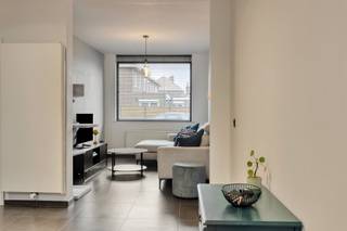 <p>RICHTPRIJS 390.000!</p><p>Deze volledig gerenoveerde gezinswoning is gelegen op een uitstekende locatie, op wandelafstand van het centrum en in de onmiddellijke nabijheid van invalswegen, scholen en het station. Ideaal voor wie comfortabel en centraal wil wonen.</p><p>Bij het betreden van de woning komt u terecht op het lichtrijke gelijkvloers, dat bestaat uit een ruime woonkamer, een volledig ingerichte open keuken, een gezellige eetkamer, een praktische, ruime berging en apart toilet. Dankzij de lichtkoepel geniet deze verdieping van een overvloed aan natuurlijk licht, wat zorgt voor een aangename en open sfeer.</p><p>Op de eerste verdieping bevinden zich twee volwaardige slaapkamers en een stijlvolle badkamer, uitgerust met een ligbad, inloopdouche en toilet.</p><p>De zolderverdieping werd volledig omgebouwd tot een royale master bedroom, wat extra comfort en privacy biedt.</p><p>Daarnaast beschikt de woning over een gezellige tuin, perfect om tot rust te komen. Gevel en dak werden vernieuwd, en de volledige woning werd afgewerkt met hoogkwalitatieve materialen, waardoor ze volledig instapklaar is.</p><p>Een ideale woning voor gezinnen of koppels die op zoek zijn naar kwaliteit, ruimte en een topligging.</p>