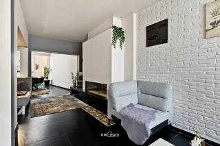 Ben je op zoek naar een karaktervolle woning met 4 slaapkamers en garage op een centrale ligging? Dan is deze woning in de Kobengeerstraat zeker een bezoek waard. De woning bevindt zich in een rustige éénrichtingsstraat, op wandelafstand van winkels, scholen en alle voorzieningen van het centrum van Beveren.<br />Je komt binnen in de inkomhal en loopt verder naar de ruime leefruimte, waar je beschikt over een gezellige gashaard, zithoek en eetplaats. Aansluitend bevindt zich de keuken, voorzien van een gasvuur en met toegang tot het terras. Verder vind je op het gelijkvloers nog een apart toilet, extra bergruimte en een inpandige garage met elektrische poort.<br />Op de eerste verdieping bevinden zich 2 slaapkamers en een ruime, gerenoveerde badkamer. Deze is uitgerust met een inloopdouche, ligbad, dubbele lavabo en toilet. Er is bovendien plaats voorzien voor wasmachine en droogkast.<br />Op de tweede verdieping bevinden zich nog 2 extra slaapkamers, waardoor de woning in totaal over 4 slaapkamers beschikt. Daarnaast is er nog een kelder aanwezig en een extra bergruimte.<br />De woning beschikt over een EPC-label D, waardoor er geen renovatieplicht van toepassing is. Er is centrale verwarming op gas met een hoogrendementsketel en de ramen werden vervangen door hoogrendementsbeglazing.<br />Een ideale woning voor starters of gezinnen, maar dankzij de centrale ligging en praktische indeling ook zeker interessant als investering.<br />Op zoek naar een instapklare woning in centrum Beveren? Contacteer ons via 052 46 38 03 voor meer informatie of een bezoek.
