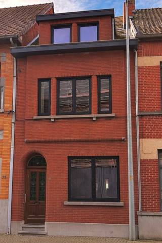 Op zoek naar een gezellige, instapklare woning met veel ruimte en een uitstekende ligging? Deze charmante rijwoning met een bewoonbare oppervlakte...