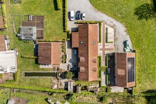 <p><span>Uniek eigendom te Paal op perceel van maar liefst 1.2 hectare.</span></p><p><span>Ontdek dit charmante eigendom gelegen te Paal, op een uitgestrekt terrein van 12.040 m² met mogelijkheid tot aankoop van omringende weides van 38.125m². Deze unieke woning biedt een harmonieuze balans tussen modern comfort en landelijke charme, ideaal voor wie op zoek is naar rust en ruimte.</span></p><p><span>Buitengewone Locatie:</span><span> Gezet in een ruime, groene omgeving, biedt deze eigendom enorm veel potentieel voor dieren- en paardenliefhebbers of degenen die genieten van outdoor-activiteiten. Dit perfect onderhouden domein is omlijst door prachtig aangelegde hagen en een sfeervolle wandelpaden. Er is zelfs een serre aanwezig voor de tuinier in hart en nieren.</span></p><p><span>Knappe Architectuur:</span><span> De woning schittert met zijn karaktervolle bakstenen gevel, klassiek gevormde daken en charmante luiken die de authenticiteit van het huis accentueren. Grote ramen zorgen ervoor dat er veel natuurlijk licht binnenkomt, wat de interieurervaring warm en uitnodigend maakt.</span></p><p><span>Interieur en Indeling:</span><span> Binnenin vindt u een ruime woonkamer die elegantie en comfort ademt, perfect voor gezellige avonden met familie en vrienden. De open keuken, verbonden met de eetruimte, is rijkelijk uitgerust voor culinaire avonturen. Het interieur is verfijnd afgewerkt met hoogwaardige materialen voor een luxueus gevoel. De woning beschikt bovendien over 4 slaapkamers en 2 badkamers. Kangoeroe wonen mogelijk!</span></p><p><span>Multifunctionele Ruimtes:</span><span> Daarnaast biedt de woning meerdere multifunctionele ruimten die gepersonaliseerd kunnen worden naar uw behoefte – of het nu een speelruimte, kantoor of hobbyruimte is. Bovendien is de woning ook voorzien van een kelder!</span></p><p><span>Perfect voor dieren en paardenliefhebbers:</span><span> De ruime grond maakt het ook ideaal voor dierenliefhebbers met voldoende weides en dierenvoorzieningen.</span></p><p><span>Deze woning is een zeldzame vondst, met uitgebreide mogelijkheden en een perfecte combinatie van rust en luxe. Mis deze kans niet om eigenaar te worden van dit prachtige stuk paradijs in Beringen. Neem vandaag nog contact met ons op voor een bezichtiging!</span></p><p><span>Bekijk zeker ook de drone video en de grondplannen met de afmetingen. Zo krijgt u van thuis uit al een perfect beeld van wat deze woning te bieden heeft.</span></p><p><span>Wenst u meer info of een vrijblijvende bezichtiging, contacteer dan ons kantoor op het nummer 011/85.15.15 en wij helpen u graag verder.</span></p>