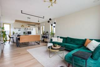 Dit gezellig dakappartement bevindt zich op de bovenste verdieping in een doodlopende straat in Lier.<br /><br />Als enige op de 3de verdieping geniet dit appartement van tal van voordelen:<br />Zicht op Lier langs alle kanten, een aparte inkomhal bij de lift, geen bovenburen, etc.<br /><br />Vanuit de inkomhal bereiken we de lichtrijke woonkamer, praktisch ingedeeld met een open keuken die voorzien is van alle comfort.<br /><br />De woonkamer geeft met een schuifraam toegang tot het zonnige terras. Een ideale plek om in alle rust te ontspannen. <br /><br />Verder is er de hal die toegang geeft tot de slaapkamer (12m²), de dressing/ bureau dewelke ook kan dienen als slaapkamer (6,5m²).<br /><br />Verder is er een moderne en onderhoudsvriendelijke badkamer (m²) die voorzien is van een douche, ligbad, lavabo en ingebouwde kastruimte. Alsook is hier een aansluiting aanwezig voor een wasmachine & droogkast.<br /><br />Tot slot is er fietsenberging en een ondergrondse staanplaats aanwezig in het gebouw, verplicht bij aan te kopen aan €25.000.<br /><br />Troeven:<br />+ Toplocatie in doodlopende straat<br />+ Bovenste appartement in het gebouw<br />+ 360° View vanwege het terras<br />+ Ondergrondse staanplaats bij aan te kopen<br />+ Kelderberging inbegrepen in de prijs<br />+ Fietsenparking voorzien bij het gebouw<br />+ Energiezuinig<br /><br />Interesse? Neem contact op via 03 337 50 70 of info@vbvastgoed.be voor meer informatie of een bezichtiging.