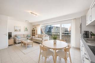 Ontdek dit instapklaar duplex appartement in een kleinschalig gebouw (9 appartementen) vlakbij het <strong>centrum van Bredene Duinen</strong> op wandelafstand van winkels, horeca, het strand en het openbaar vervoer.<br /><br />De <strong>indeling</strong> van dit appartement is als volgt:
<ul>
	<li>Inkomhal</li>
	<li>Leefruimte</li>
	<li><strong>Volledig geïnstalleerde open</strong> keuken</li>
	<li><strong>Zonnig terras</strong> aan de achterzijde van het gebouw</li>
	<li>2 <strong>extra </strong>bergruimtes</li>
	<li>2 slaapkamers</li>
	<li>Badkamer met mogelijkheid <strong>aansluiting wasmachine</strong></li>
</ul>
Tevens is er een fietsenberging aanwezig in het gebouw waar u veilig uw fietsen kunt stallen. <br /><br />Indien u meer info had gewenst of een bezoek ter plaatse aarzel niet om contact op te nemen op het nummer <strong>0495/57 45 30</strong> of via het mailadres <strong>manon.vn@caenen.be.</strong><br /> 