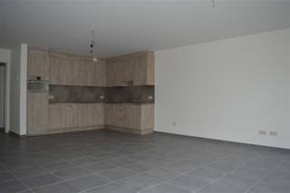 <p><span>Ruim gelijkvloers appartement te huur Mol (Rauw).<br />Dit aangenaam en lichtrijk gelijkvloers appartement is ideaal gelegen in een rustige omgeving van Mol-Rauw, met een vlotte verbinding naar zowel Lommel als de ring Geel Mol Lommel.</span></p><p><span>Indeling:</span></p><ul><li><span>Inkomhal </span></li><li><span>Ruime woonkamer met open, volledig ingerichte keuken </span></li><li><span>Praktische berging </span></li><li><span>Badkamer met alle comfort </span></li><li><span>1 ruime slaapkamer </span></li><li><span>Terras met zicht op de omgeving </span></li><li><span>Carport met extra berging </span></li></ul><p><span>Dit appartement combineert comfortabel wonen met een uitstekende ligging.</span></p>