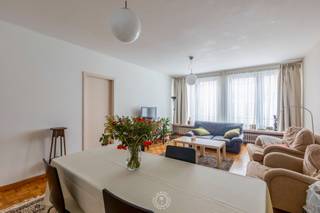 Dit appartement bevindt zich op de tweede verdieping van een appartementsgebouw met lift, gelegen in een zijstraat van de Stationsstraat...