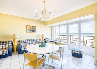 Op de Zeedijk, in het hartje van Koksijde Bad en op de eerste verdieping van de kleinschalige residentie Santa Maria vinden we dit unieke vakantieappartement. De bakker, slager en andere winkels bevinden zich vlakbij, alsook het openbaar vervoer. Kortom: de perfecte locatie. Vanop de eerste verdieping kunt u in alle rust genieten van een magnifiek zeezicht.  <br /><br />Dit appartement werd als volgt ingedeeld: inkomhal met vestiaire | leefruimte met magistraal zeezicht | afzonderlijke keuken | badkamer voorzien van douche en lavabo in meubel | afzonderlijk toilet |  volwaardige slaapkamer uitgevend op balkon aan de achterzijde. <br /><br />Makkelijk toegankelijke, gemeenschappelijke fietsenberging op het gelijkvloers van de residentie! <br /><br />Mogelijkheid tot aankoop van een gesloten garagebox in de nabije omgeving. <br /><br />Op zoek naar een vakantieappartement met een magistraal zeezicht te Koksijde? Zoek niet verder, dit appartement kan het uwe zijn!  