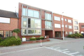 Appartement met 1 slaapkamer in aangename woonstraat, gelegen op de 2de verdieping. Woonkamer met open keuken, berging, apart toilet, badkamer...