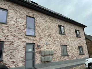 <div>STEENHUIZE-WIJNHUIZE - Ruim, lichtrijk appartement met groot terras én garage.<br /><br />Inschrijven voor het geplande bezoekmoment kan via onze website => www.immoderas.be/afspraak-instructies<br /><br />Dit ruime en energiezuinige appartement bevindt zich in het hart van de Vlaamse Ardennen. De moderne, hedendaagse architectuur maakt van dit wooncomplex een uniek project binnen zijn categorie.<br /><br />Het appartement omvat een inkomhal met gastentoilet, een zeer ruime en lichtrijke woonkamer, een volledig uitgeruste keuken met combi - oven, vaatwasmachine, keramische kookplaat..., een praktische berging, twee slaapkamers, een badkamer met ligbad én douche, en een royaal terras. Vanuit de leefruimte geniet u van een adembenemend uitzicht over de achterliggende weilanden en akkers. Deze woonst onderscheidt zich door het gebruik van hoogwaardige materialen, een verfijnde afwerkingsgraad en de rustige, landelijke ligging. Als extra troef beschikt het appartement ook over een private garagebox!<br /><br />Mogelijkheid tot het bijhuren van een autostaanplaats: €30/maand.</div>