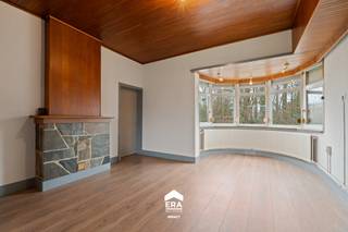 <p>Deze woning in het rustige Wijchmaal-Peer biedt een unieke kans voor wie op zoek is naar een gezinswoning met potentieel. De ligging is ideaal: op wandelafstand van scholen, winkels en horeca, én vlakbij de Noord-Zuidverbinding die zorgt voor een vlotte bereikbaarheid richting Hasselt en Nederland.</p>

<p>Op het perceel van maar liefst 11a 76ca staat momenteel deze charmante woning uit 1938 met mooie architecturale elementen zoals ronde bogen en een erker die voor veel lichtinval zorgt. De woning is voorzien van 4 slaapkamers en een gelijkvloerse bureelruimte die ook als slaapkamer kan dienen. De woning beschikt ook over een inpandige garage en een schuur voor de opslag van materialen.</p>

<p><strong>Enkele troeven:</strong></p>

<ul><li><strong>Ruim perceel:</strong> Met 11a en 76ca biedt deze grond volop mogelijkheden voor een nieuw project.</li><li><strong>Goede EPC-score:</strong> Dankzij dubbele beglazing, dakisolatie, luchtspouwisolatie en een hoogrendementsketel op gas behaalt de woning EPC-label D.</li><li><strong>Authentieke elementen:</strong> De bestaande woning beschikt over unieke kenmerken zoals een erker en sierbogen die zorgen voor charme en licht.</li><li><strong>Interessante ligging:</strong> Rustige woonwijk, dichtbij scholen en winkels, én vlotte bereikbaarheid via de Noord-Zuidverbinding.</li></ul>
<span><span>Ben je op zoek naar een projectgrond in Peer? Neem dan gerust contact met ons op via <strong>impact@era.be</strong> of <strong>089 46 48 63</strong>. <strong>Lander helpt je graag verder!</strong></span></span>