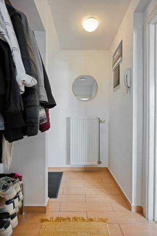 De woning beschikt over 4 volwaardige slaapkamers en 2 badkamers, waardoor ze perfect geschikt is voor gezinnen of voor wie nood heeft aan extra ruimte voor een bureau, hobbykamer of logeerkamer. Dankzij de drie gevels geniet de woning bovendien van een aangename lichtinval en een ruimtelijk gevoel.<br /><br />De ruime woon-en eetkamer en keuken hebben prachtig zicht op het ruime terras en de afgesloten tuin !<br />Op de eerste verdieping zijn er drie kamers en een badkamer, de huidige eigenaars hebben recent de tweede verdieping volledig gerenoveerd en genieten van een grote master bedroom met nieuwe douchekamer. De woning beschikt over een staanplaats aan de voorzijde van de woning en een praktische kelder.<br /><br />De belangrijkste troeven:<br />Nieuw dak 2025<br />4 slaapkamers<br />2 badkamers<br />Zolder volledig vernieuwd<br />Aangename tuin<br />Eigen parking<br />Op wandelafstand van het centrum van Strombeek<br />Winkels en voorzieningen vlakbij<br />Goede verbinding met belangrijke invalswegen<br />Ideaal als gezinswoning<br /><br />De ligging is bijzonder interessant: u bevindt zich op wandelafstand van het centrum van Strombeek, met winkels, handelszaken en dagelijkse voorzieningen binnen handbereik. Dankzij de nabijheid van diverse belangrijke invalswegen zijn ook Brussel en de omliggende gemeenten vlot bereikbaar. Een ideale combinatie van rustig wonen en een uitstekende bereikbaarheid.<br /><br />Een ruime en veelzijdige woning met tuin en parking, gelegen op een praktische en gegeerde locatie! <br />Contacteer olivia.laporte@dewaele.com<br /><br />Bestuursmaatregelen in het maatregelenregister: nee