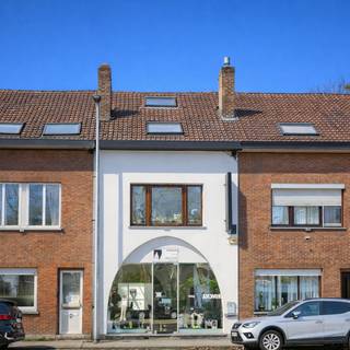 <p>Altijd al gedroomd van een <strong>eigen woning op goed bereikbare toplocatie</strong>? Dit is jouw kans. In het hart van Sint-Denijs-Westrem komt deze<strong> gezinswoning</strong> op de markt. Een ideale opportuniteit voor wie op zoek is naar een <strong>comfortabele woonst met veel mogelijkheden</strong> in een aangename omgeving.</p>
<p>Dankzij de strategische ligging en het karakter van het pand biedt deze woning tal van mogelijkheden voor gezinnen, koppels of wie op zoek is naar een <strong>ruime woning met extra leefcomfort</strong>.</p>
<p><strong>LIGGING</strong></p>
<p>Deze woning bevindt zich in de Sint-Dionysiusstraat 54, in het levendige dorpscentrum van Sint-Denijs-Westrem. Op wandelafstand vind je gezellige cafés, lokale handelszaken en alle dagelijkse voorzieningen.</p>
<p>De uitstekende bereikbaarheid is een groot pluspunt: het centrum van Gent, winkels, scholen, de fietssnelweg en openbaar vervoer bevinden zich in de directe omgeving. Dankzij de strategische ligging geniet je van een vlotte aansluiting op de Kortrijksesteenweg en de opritten van de E40, E17 en R4, waardoor je moeiteloos elke bestemming bereikt.</p>
<p>Daarnaast ligt het Parkbos vlakbij — de ideale plek om te wandelen, joggen of even tot rust te komen in het groen. De mobiscore van 8,5/10 benadrukt de uitstekende ligging en mobiliteit van deze woning.</p>
<p><strong>INDELING</strong></p>
<p>Bij het betreden van deze woning in het centrum van Sint-Denijs-Westrem valt meteen de ruime <strong>multifunctionele ruimte</strong> van ca. 55 m² op. Dankzij de grote raampartij aan de straatzijde geniet deze ruimte van veel natuurlijke lichtinval en een aangename openheid.</p>
<p>Achteraan het pand bevinden zich een geïnstalleerde keuken en een badkamer met toilet. Aansluitend is er een veranda die uitkijkt op de aangename zuidwestgerichte tuin, een extra troef voor wie graag binnen en buiten combineert.</p>
<p>Op de eerste verdieping bevindt zich een lichtrijke leefruimte met authentieke plankenvloer en grote raampartijen. De tweede verdieping telt twee volwaardige slaapkamers, waarvan één met een charmant mezzanineverdiep dat zorgt voor extra ruimte en karakter.</p>
<p>Verder beschikt de woning over een droge kelder en een praktische tuinberging. Dankzij deze functionele indeling vormt dit pand een interessante opportuniteit voor wie op zoek is naar een <strong>gezinswoning in de regio van Gent</strong>.</p>
<p><strong>TROEVEN</strong></p>
<ul>
<li>Centrale locatie met goede zichtbaarheid</li>
<li>Lichtrijke ruimtes</li>
<li>Uitstekende bereikbaarheid</li>
</ul>
<p>Mis deze kans niet! Neem vandaag nog contact op met Bram via +32 471 76 90 50 om een afspraak in te plannen.</p>