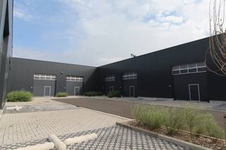 Recente loods van 148,56 m² te huur langs de Schaapbruggestraat te Roeselare.<br />Opgebouwd uit staalstructuur met beton onder element en sandwichpanelen + steeldeck
<ul>
<li>Sectionale poort met deur en glassectie </li>
<li>Vrije hoogte van 6m </li>
<li>Toegangssysteem met badge of smartphone</li>
<li>Drijfkracht 400V+N</li>
<li>Ledverlichting </li>
<li>Brandklasse C</li>
<li>2 Parkeerplaatsen inbegrepen</li>
</ul>
Huurprijs is € 800,00/ per maand (Ex. btw).<br /><br />Prijs exclusief:<br />ORV €57,85 ex btw per maand.<br /><br />Beschikbaar vanaf januari 2027<br />Neem vrijblijvend contact op voor meer informatie.