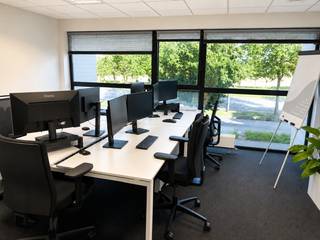 Meer ruimte. Meer rust. Meer resultaat.<br />Welkom in kantoor 111 bij Smartspace Hasselt – een stijlvolle kantoorruimte van 23 m², ideaal voor een team van 3 tot 4 personen dat comfort en efficiëntie wil combineren.<br /><br /><strong>Centrale ligging, vlotte bereikbaarheid</strong><br />Gelegen aan de grote ring van Hasselt ben je snel overal. Of je nu met de wagen komt of te voet richting het centrum wil – hier zit je altijd goed.<br /><br />All-in formule zonder zorgen<br />Voor een maandelijkse huurprijs van € 900 is werkelijk alles inbegrepen:<br />✅ Onroerende voorheffing<br />✅ Elektriciteit, verwarming en supersnel internet<br />✅ Koffie, water en schoonmaak<br />✅ Gebruik van vergaderruimtes en gezellige coffee corners<br /><br />Lichtrijk & instapklaar<br />Kantoor 111 is modern ingericht, baadt in het daglicht en is instapklaar. Ideaal voor bedrijven of teams die geen tijd willen verliezen aan randzaken.<br /><br />Bij Smartspace werk je niet alleen. Je maakt deel uit van een dynamische, ondernemende omgeving waar samenwerken, netwerken en groeien centraal staan.<br /><br />Nieuwsgierig? Kom het zelf ontdekken.<br />Contacteer ons voor een rondleiding of meer info.<br />info@smartspace.be | Lieve: 0474 58 19 88<br /><br />Smartspace – hier krijg je zin om te werken.